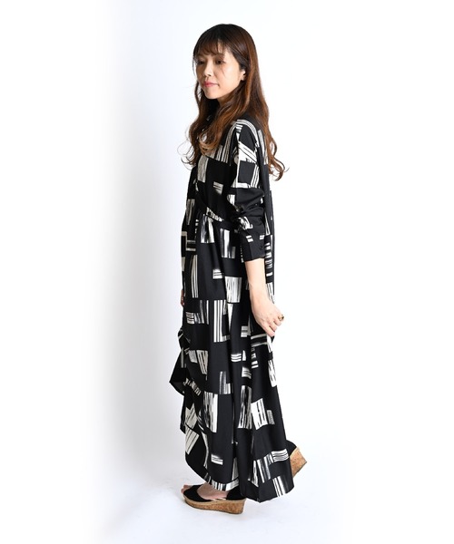 MARAI(マーライ)の「総柄 変形長袖ロングワンピース アシンメトリー カシュクール 大人カジュアル(ワンピース・レディース・グリーン/ブラック・FREE)」の7枚目の写真