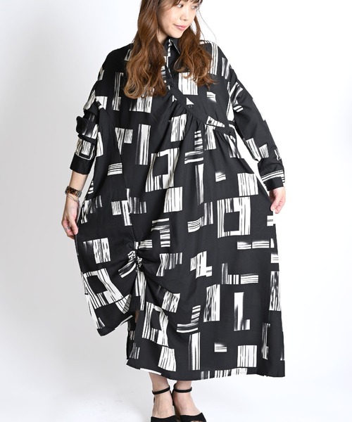 MARAI(マーライ)の「総柄 変形長袖ロングワンピース アシンメトリー カシュクール 大人カジュアル(ワンピース・レディース・グリーン/ブラック・FREE)」の8枚目の写真