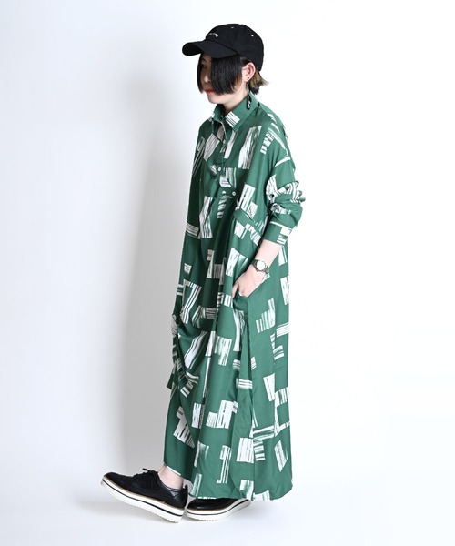MARAI(マーライ)の「総柄 変形長袖ロングワンピース アシンメトリー カシュクール 大人カジュアル(ワンピース・レディース・グリーン/ブラック・FREE)」の11枚目の写真