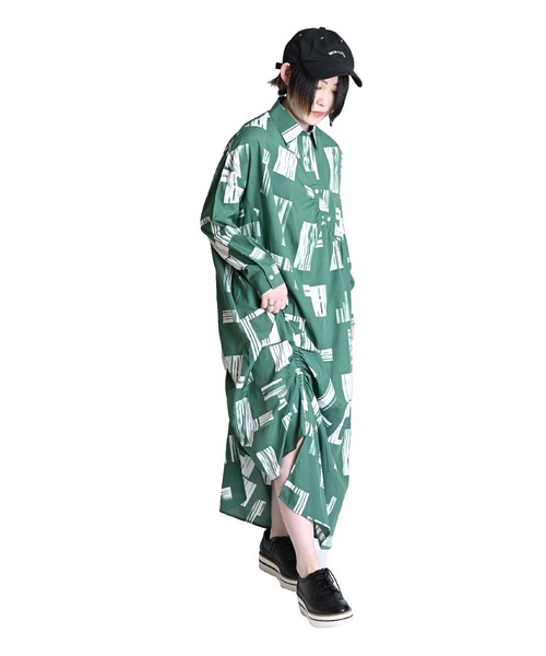 MARAI(マーライ)の「総柄 変形長袖ロングワンピース アシンメトリー カシュクール 大人カジュアル(ワンピース・レディース・グリーン/ブラック・FREE)」の10枚目の写真