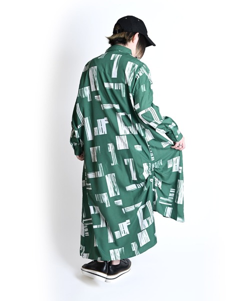 MARAI(マーライ)の「総柄 変形長袖ロングワンピース アシンメトリー カシュクール 大人カジュアル(ワンピース・レディース・グリーン/ブラック・FREE)」の13枚目の写真