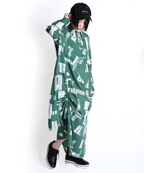 MARAI(マーライ)の「総柄 変形長袖ロングワンピース アシンメトリー カシュクール 大人カジュアル(ワンピース・レディース・グリーン/ブラック・FREE)」の12枚目の写真