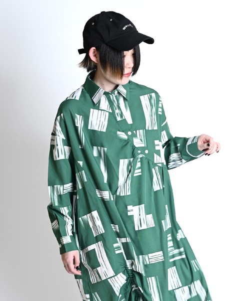 MARAI(マーライ)の「総柄 変形長袖ロングワンピース アシンメトリー カシュクール 大人カジュアル(ワンピース・レディース・グリーン/ブラック・FREE)」の14枚目の写真