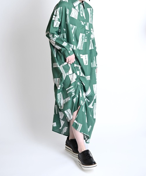 MARAI(マーライ)の「総柄 変形長袖ロングワンピース アシンメトリー カシュクール 大人カジュアル(ワンピース・レディース・グリーン/ブラック・FREE)」の15枚目の写真