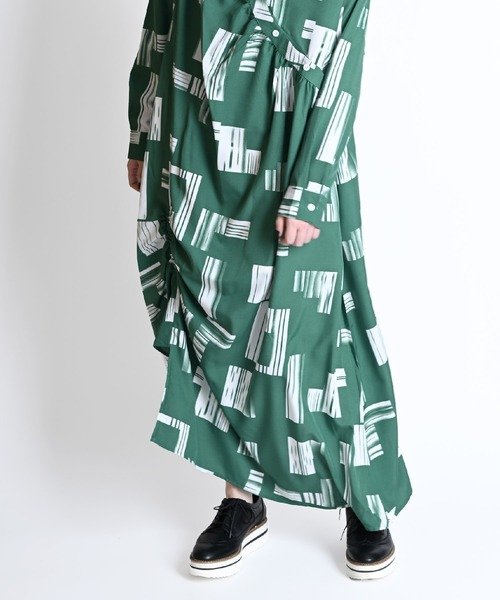 MARAI(マーライ)の「総柄 変形長袖ロングワンピース アシンメトリー カシュクール 大人カジュアル(ワンピース・レディース・グリーン/ブラック・FREE)」の16枚目の写真