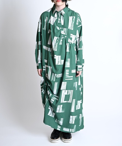MARAI(マーライ)の「総柄 変形長袖ロングワンピース アシンメトリー カシュクール 大人カジュアル(ワンピース・レディース・グリーン/ブラック・FREE)」の18枚目の写真