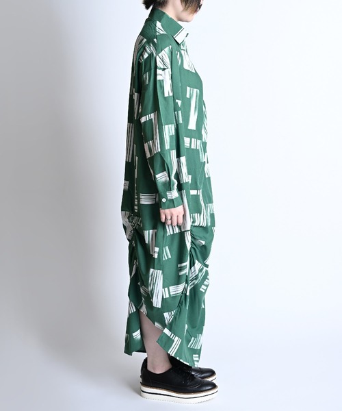 MARAI(マーライ)の「総柄 変形長袖ロングワンピース アシンメトリー カシュクール 大人カジュアル(ワンピース・レディース・グリーン/ブラック・FREE)」の19枚目の写真