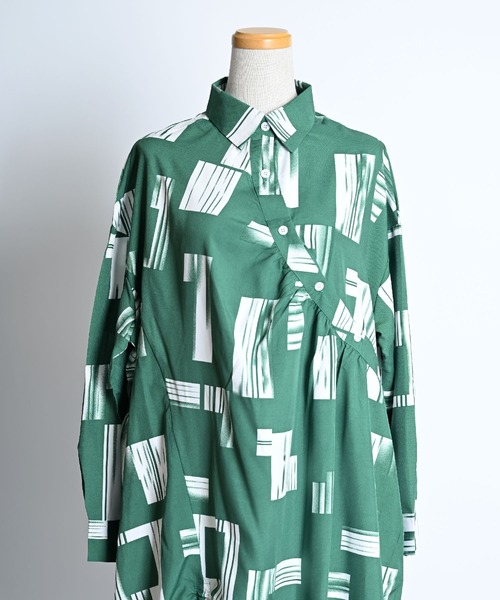 MARAI(マーライ)の「総柄 変形長袖ロングワンピース アシンメトリー カシュクール 大人カジュアル(ワンピース・レディース・グリーン/ブラック・FREE)」の21枚目の写真