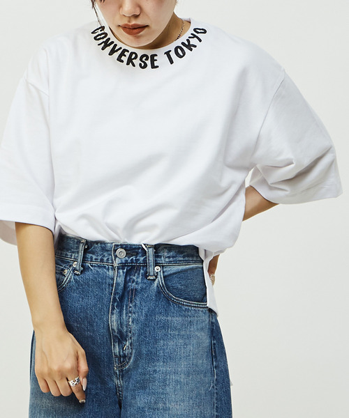 CONVERSE TOKYO（コンバーストウキョウ）の「NECK LOGO PRINT TEE（Tシャツ/カットソー・レディース・ベビーピンク/ブラック/ホワイト・FREE）」の2枚目の写真