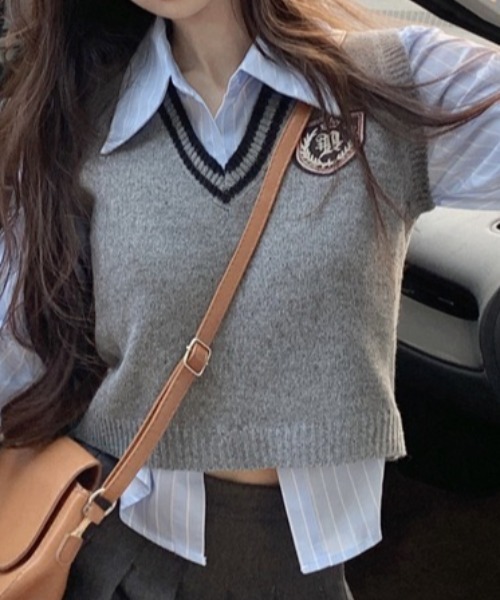 Vipoa(ヴィポア)の「ワンポイントワッペン ニットベスト(ベスト・レディース・グレー・FREE)」の1枚目の写真