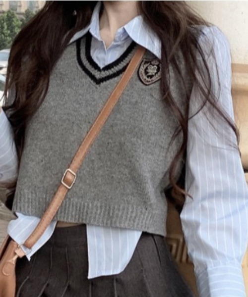 Vipoa(ヴィポア)の「ワンポイントワッペン ニットベスト(ベスト・レディース・グレー・FREE)」の4枚目の写真