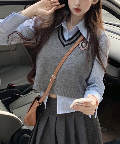 Vipoa(ヴィポア)の「ワンポイントワッペン ニットベスト(ベスト・レディース・グレー・FREE)」の3枚目の写真