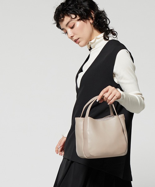 Y'SACCS（イザック）の「イタリアンシープ 2wayラウンドトート（トートバッグ・レディース・グレイッシュベージュ/ブラック/ライトグリーン/ネイビー・FREE）」の2枚目の写真