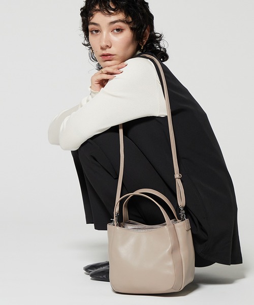 Y'SACCS（イザック）の「イタリアンシープ 2wayラウンドトート（トートバッグ・レディース・グレイッシュベージュ/ブラック/ライトグリーン/ネイビー・FREE）」の10枚目の写真