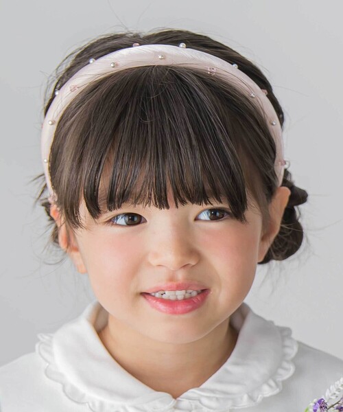 BeBe Petits Pois Vert（ベベプチポワヴェール）の「【店舗限定】パール＆ストーンカチューシャ（カチューシャ・キッズ・ピンク/ブラック・FREE）」の2枚目の写真