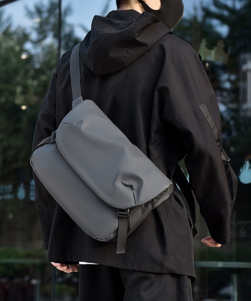 メッセンジャーバッグ グレーと黒 Buckle NY Messenger Bag JR 【Online Limited】 | Manhattan