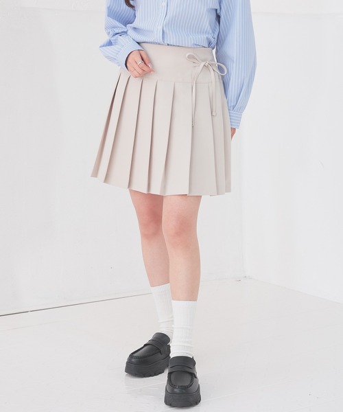 Honeys（ハニーズ）の「リボン付プリーツスカート（スカート・レディース・ライトグレー系/グレイッシュベージュ/ブラック・L/M/S/SS/LL）」の3枚目の写真