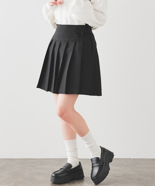 Honeys（ハニーズ）の「リボン付プリーツスカート（スカート・レディース・ライトグレー系/グレイッシュベージュ/ブラック・L/M/S/SS/LL）」の2枚目の写真