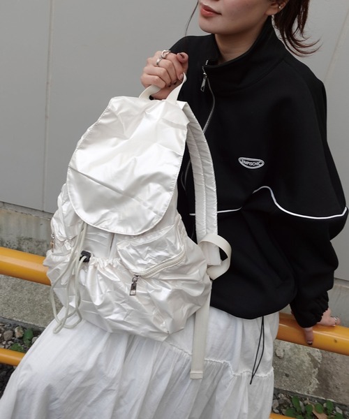 CORNERS(コーナーズ)の「メタリックリュックサック(バックパック/リュック・レディース・ホワイト/シルバー/ブラック・FREE)」の2枚目の写真