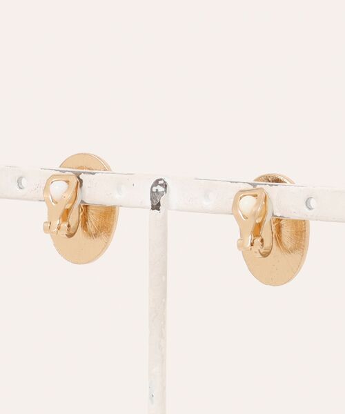 Fun & Daily(ファンアンドデイリー)の「F&D : フラワーフレームイヤリング(イヤリング・レディース・ホワイト/グリーン・FREE)」の3枚目の写真