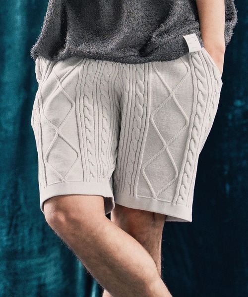 ANGENEHM（アンゲネーム）の「mp13333-Airy yarn cable stitch shorts ニットショートパンツ（その他パンツ・メンズ・ブラック/グレイッシュベージュ/キナリ/サックスブルー系・S/M/L）」の2枚目の写真
