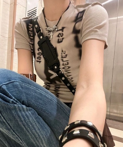 lilful（リルフル）の「グランジ グラフィックロゴコンパクトリブTシャツ（Tシャツ/カットソー・レディース・ベージュ・M/L）」の2枚目の写真