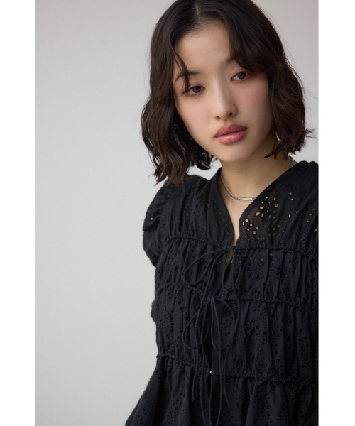 AZUL by moussy（アズールバイマウジー）の「コットンレースパフショルダーブラウス（シャツ/ブラウス・レディース・アイボリー/ブラック/ライム・FREE）」の15枚目の写真
