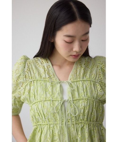 AZUL by moussy（アズールバイマウジー）の「コットンレースパフショルダーブラウス（シャツ/ブラウス・レディース・アイボリー/ブラック/ライム・FREE）」の5枚目の写真