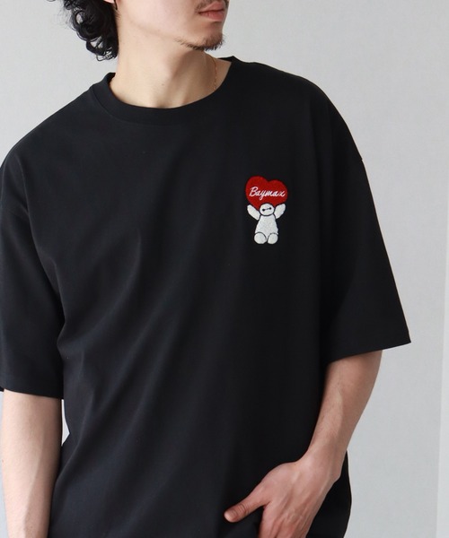 Disney(ディズニー)の「【Disney /ディズニー】アートワークデザイン ミニサガラ刺繍 半袖 ワンポイントTシャツ(Tシャツ/カットソー・メンズ・オレンジ/ブラック系1/オフホワイト/ブラック/ブルーグレー/ホワイト系1・LL/M/L)」の4枚目の写真