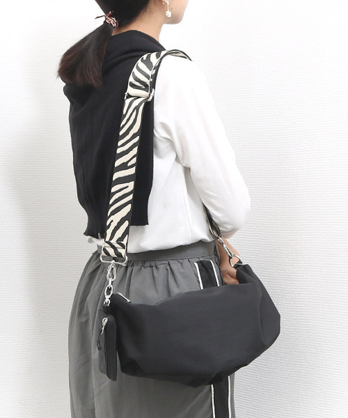 cache cache(カシュ カシュ)の「カシュカシュ cachecache / ワイドテープナイロンショルダー(ショルダーバッグ・レディース・ブラウン/グレー/ブラック・FREE)」の2枚目の写真