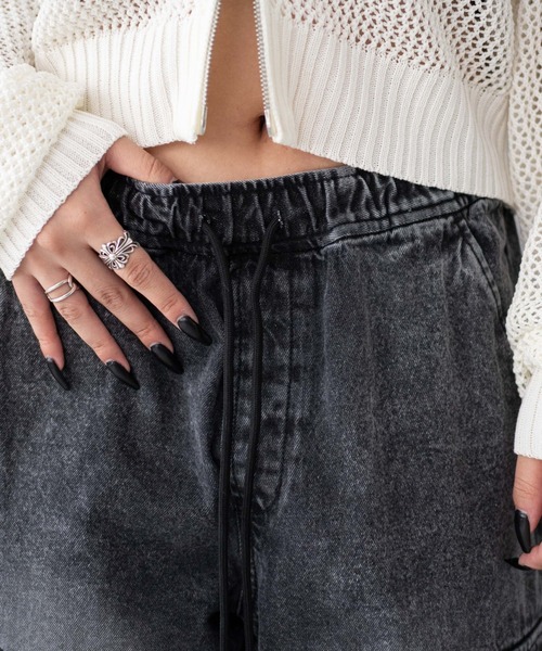 WEGO（ウィゴー）の「WEGO/デニムイージーパラシュートカーゴパンツ（デニムパンツ・レディース・ブラック系3/コバルトブルー/インディゴブルー・SMALL/MEDIUM/X-SMALL）」の4枚目の写真