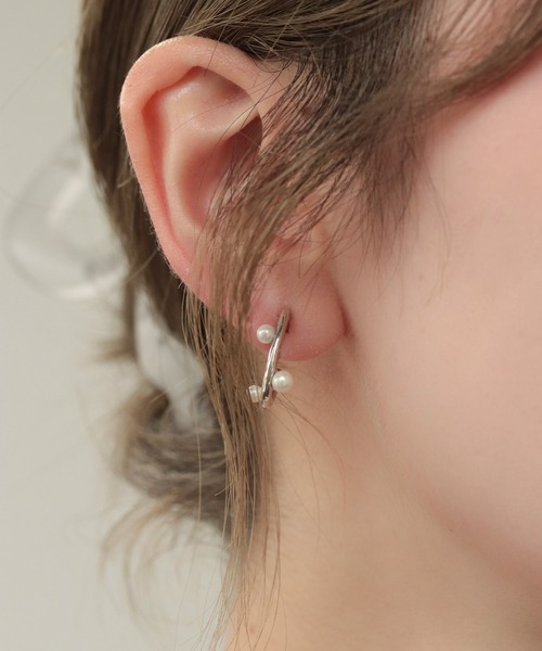 NOIR DE POUPEE（ノワールドプーペ）の「Bubbloop U字3粒パールイヤリング　ノンホールピアス（イヤリング・レディース・ゴールド/シルバー・FREE）」の3枚目の写真