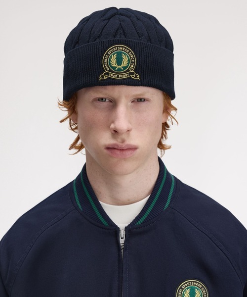 FRED PERRY（フレッドペリー）の「Tennis Badge Cable Beanie／テニスバッジケーブルビーニー（ニットキャップ/ビーニー・メンズ・ネイビー・ONE SIZE）」の2枚目の写真