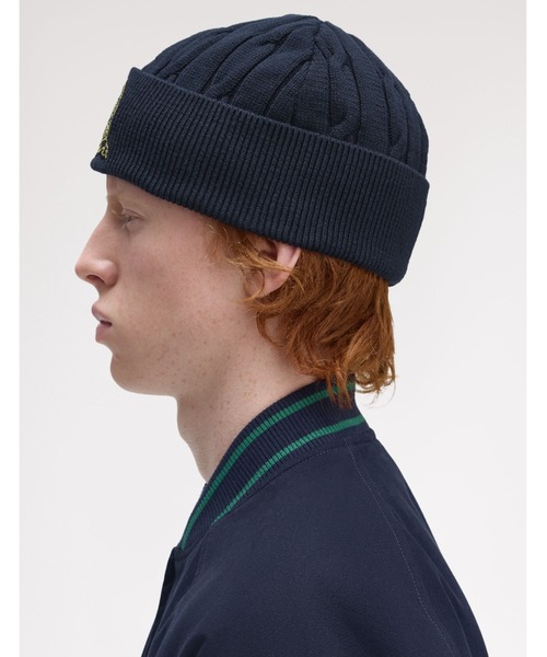 FRED PERRY（フレッドペリー）の「Tennis Badge Cable Beanie／テニスバッジケーブルビーニー（ニットキャップ/ビーニー・メンズ・ネイビー・ONE SIZE）」の3枚目の写真