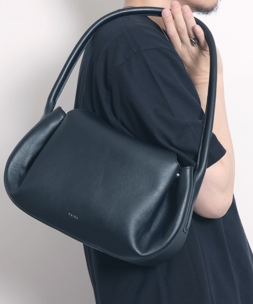 YArKA（ヤーカ）の「【YArKA/ヤーカ】real leather one shoulder tuck bag [fupaqi] / タックフォルムワンハンドルバッグ（トートバッグ・メンズ・ブラック・FREE）」の3枚目の写真