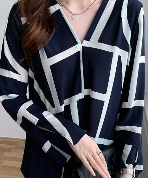 cammie(キャミー)の「Vネック幾何学柄ブラウス(シャツ/ブラウス・レディース・アイボリー/ブラック・L/M)」の5枚目の写真