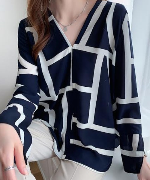 cammie(キャミー)の「Vネック幾何学柄ブラウス(シャツ/ブラウス・レディース・アイボリー/ブラック・L/M)」の6枚目の写真