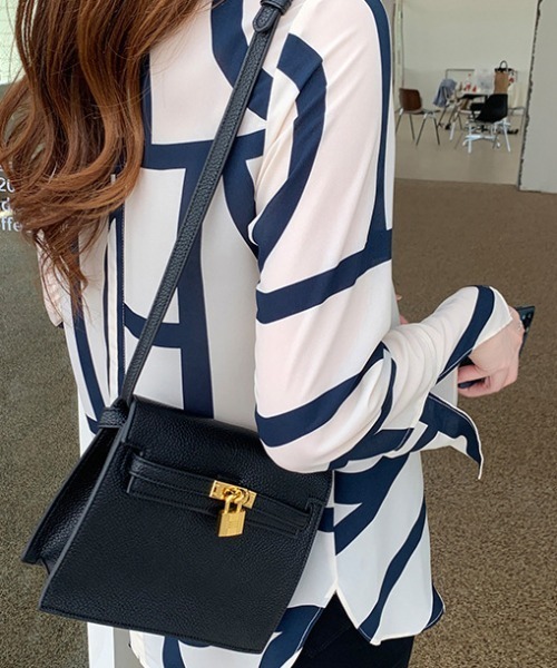 cammie(キャミー)の「Vネック幾何学柄ブラウス(シャツ/ブラウス・レディース・アイボリー/ブラック・L/M)」の11枚目の写真