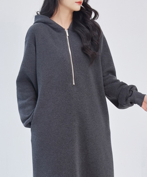 DAYRA(デイラ)の「裏起毛 ハーフジップ フーデット パーカー ワンピース(ワンピース・レディース・チャコールグレー/ブラック/ネイビー/ピンク系・S/FREE)」の2枚目の写真