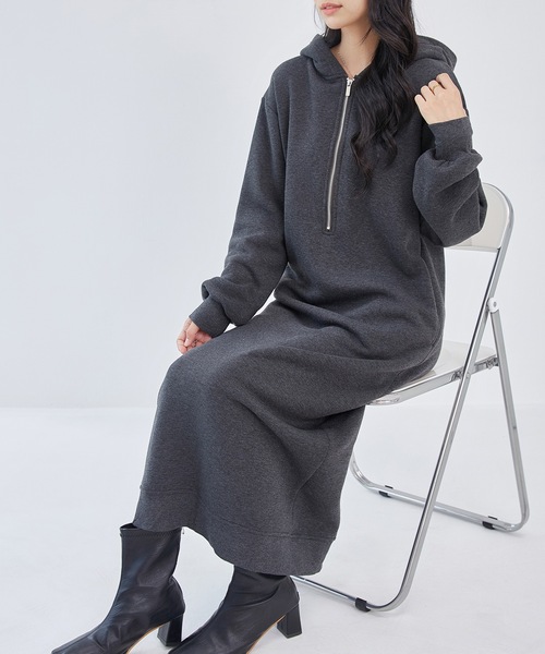 DAYRA(デイラ)の「裏起毛 ハーフジップ フーデット パーカー ワンピース(ワンピース・レディース・チャコールグレー/ブラック/ネイビー/ピンク系・S/FREE)」の14枚目の写真