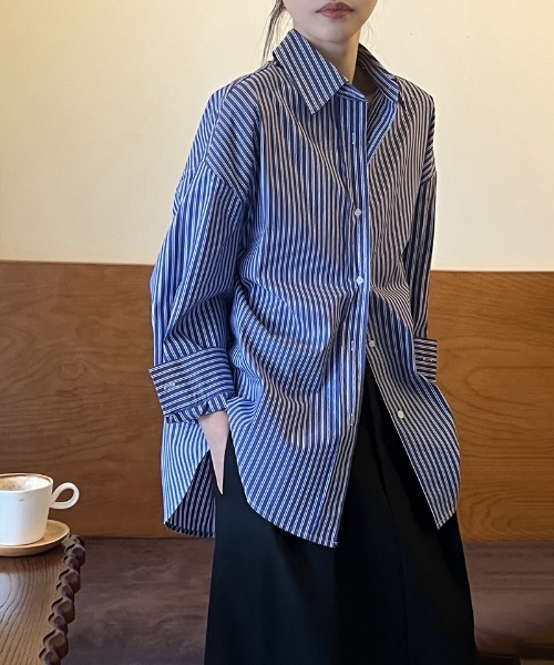 COCOMOMO(ココモモ)の「ダブルストライプシャツ オーバーサイズ ストライプシャツ 長袖 トップス 羽織り(シャツ/ブラウス・レディース・ブルー/ネイビー・M/L)」の4枚目の写真