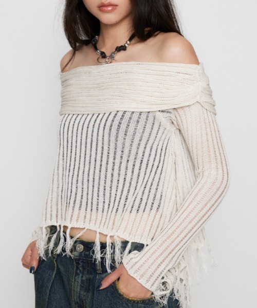 LAGUA GEM(ラグアジェム)の「FRINGE OFF SHOULDER ニット(ニット/セーター・レディース・アイボリー/カーキ/チャコールグレー・FREE)」の2枚目の写真