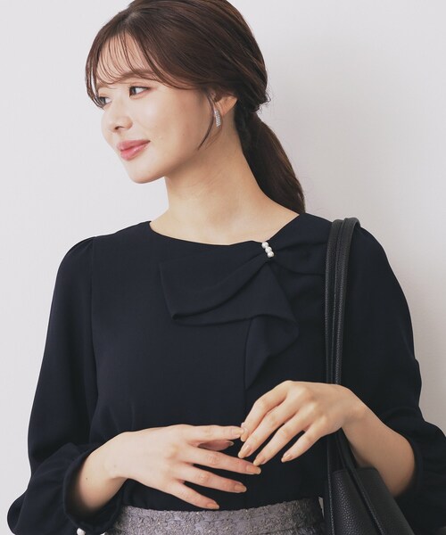 index（インデックス）の「パール調リボンブラウス【洗濯機洗い可/イージーアイロン】（シャツ/ブラウス・レディース・グリーン系/ネイビー/オフホワイト・36/42/38/40）」の3枚目の写真