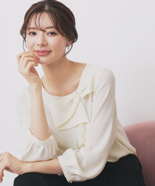 index（インデックス）の「パール調リボンブラウス【洗濯機洗い可/イージーアイロン】（シャツ/ブラウス・レディース・グリーン系/ネイビー/オフホワイト・36/42/38/40）」の2枚目の写真