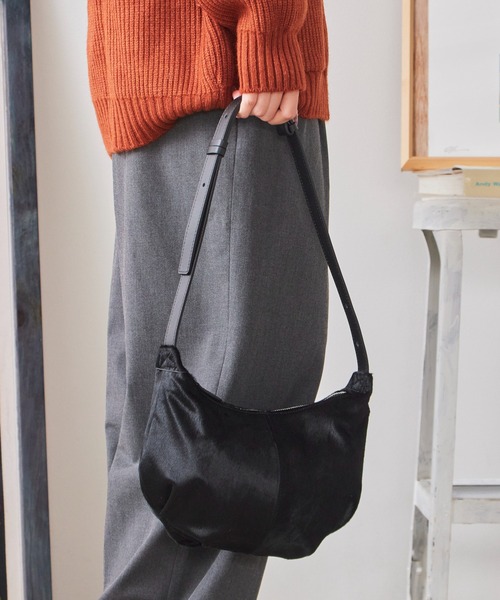 NOTHING WRITTEN(ナッシングリトゥン)の「NOTHING WRITTEN / ナッシングリトゥン Calf-hair shoulder mini bag ショルダーバッグ(ショルダーバッグ・レディース・ブラック・FREE)」の4枚目の写真
