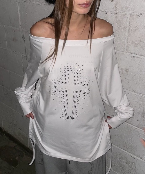 FANCY CLUB(ファンシークラブ)の「A'GEM/9 × .kom 『FANCY CLUB/ファンシークラブ』DIVINE CROSS OFF-SHOULDER TEE /クロスオフショルダー長袖Tシャツ(Tシャツ/カットソー・レディース・ブラック/ホワイト・FREE)」の1枚目の写真