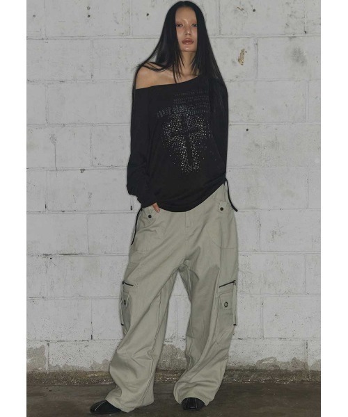 FANCY CLUB(ファンシークラブ)の「A'GEM/9 × .kom 『FANCY CLUB/ファンシークラブ』DIVINE CROSS OFF-SHOULDER TEE /クロスオフショルダー長袖Tシャツ(Tシャツ/カットソー・レディース・ブラック/ホワイト・FREE)」の4枚目の写真