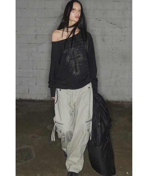 FANCY CLUB(ファンシークラブ)の「A'GEM/9 × .kom 『FANCY CLUB/ファンシークラブ』DIVINE CROSS OFF-SHOULDER TEE /クロスオフショルダー長袖Tシャツ(Tシャツ/カットソー・レディース・ブラック/ホワイト・FREE)」の5枚目の写真