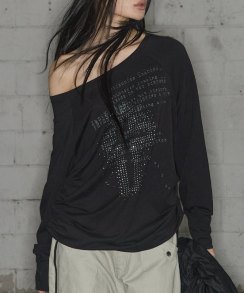 FANCY CLUB(ファンシークラブ)の「A'GEM/9 × .kom 『FANCY CLUB/ファンシークラブ』DIVINE CROSS OFF-SHOULDER TEE /クロスオフショルダー長袖Tシャツ(Tシャツ/カットソー・レディース・ブラック/ホワイト・FREE)」の3枚目の写真