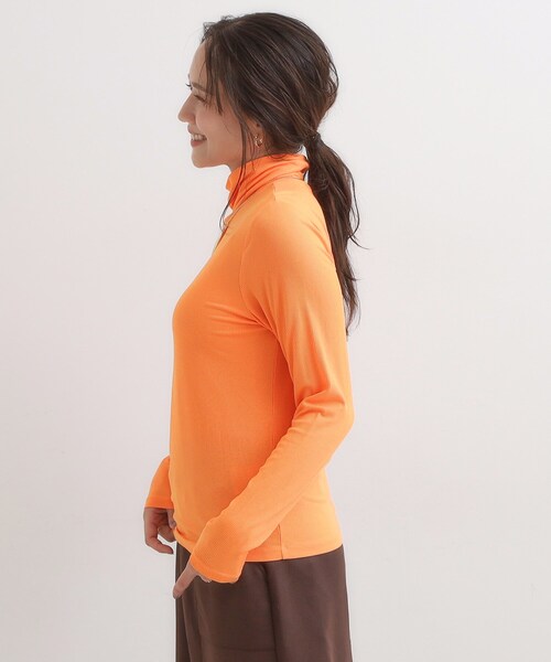 DRESKIP（ドレスキップ）の「【S-LL/吸湿発熱】なめらかとろみ インナータートル（Tシャツ/カットソー・レディース・ブラック/オレンジ/オフホワイト/ブルー/ブラック系2/イエロー系2/ダークブラウン・02/03/04/01）」の21枚目の写真